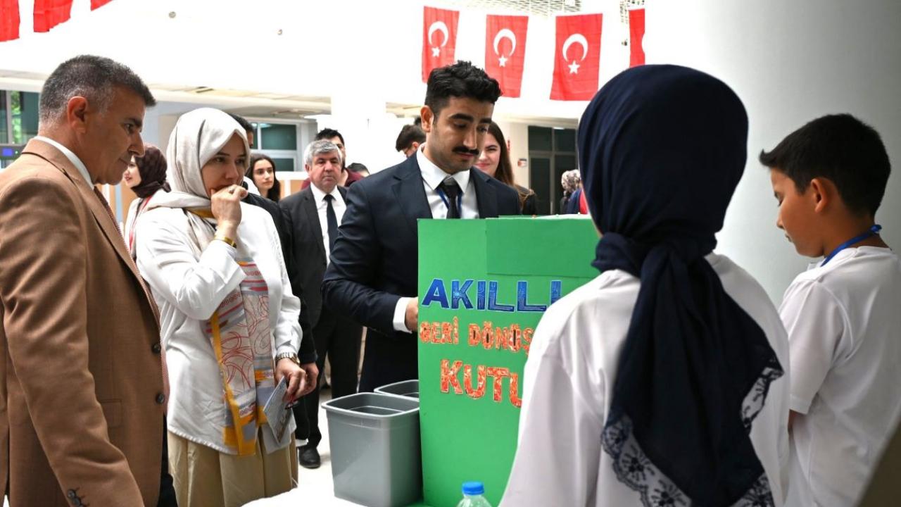 Genç mucitler projelerini görücüye çıkardı.