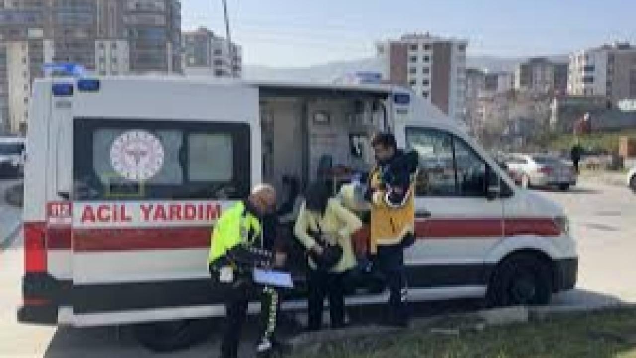 Hafif ticari araç ile otomobil çarpıştı: 3 yaralı