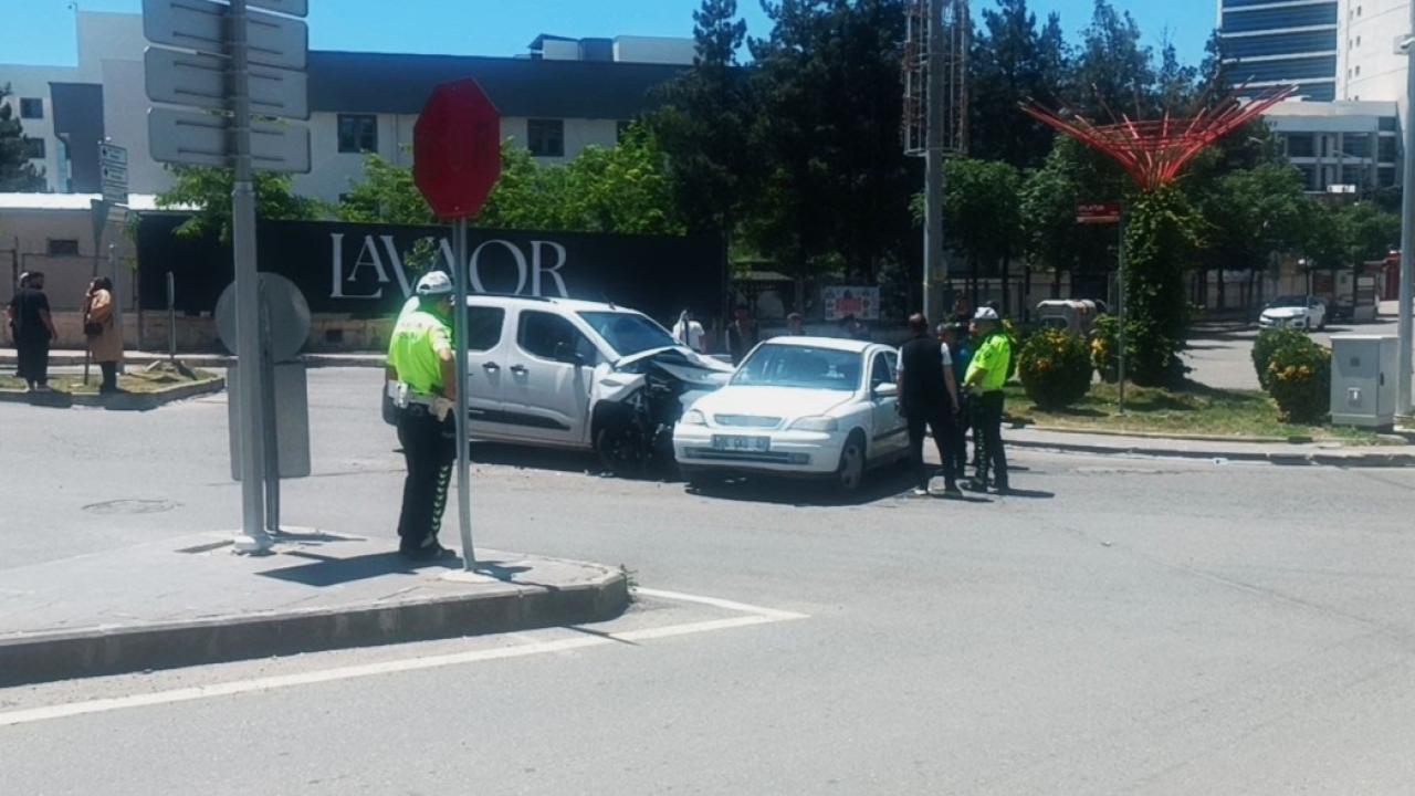 Hafif ticari araç ile otomobil çarpıştı: 3 yaralı