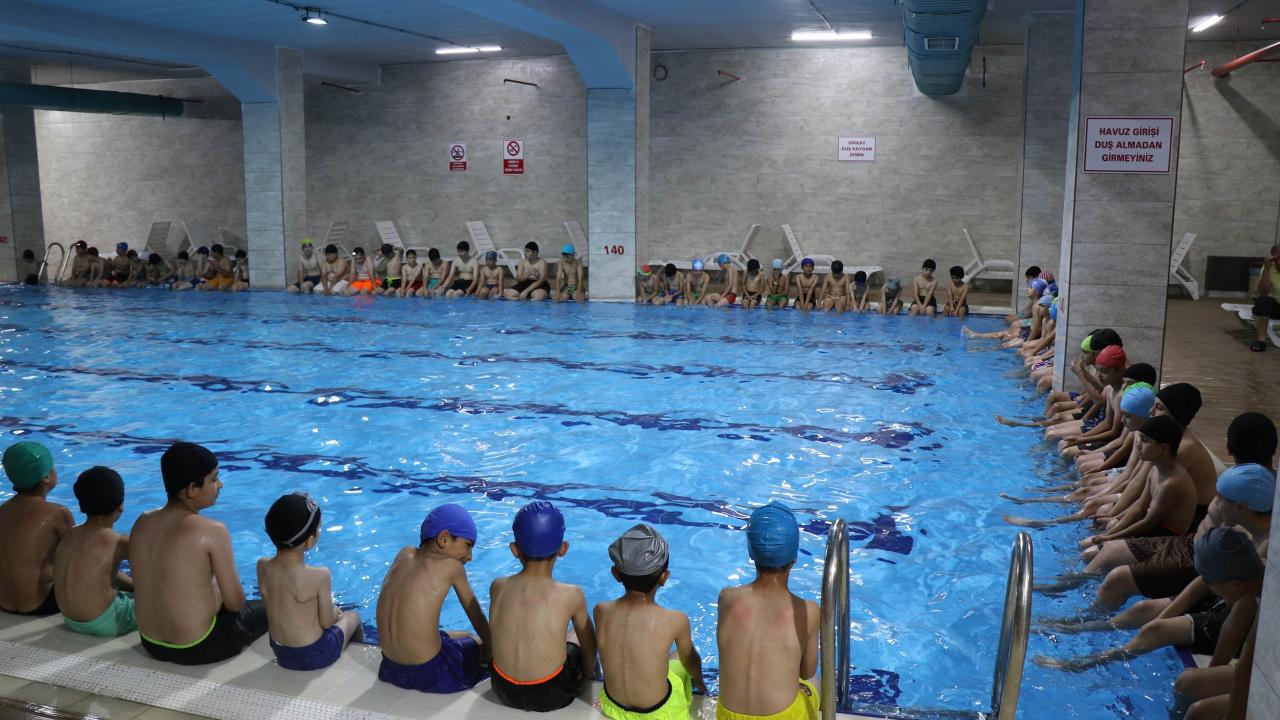 Haliliye belediyesi yaz spor okullarında yüzme kurslarıyla yaz dolu dolu geçiyor