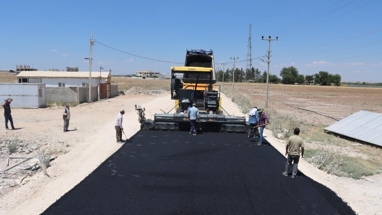 Harran-Akçakale grup yolunda sıcak asfalt serimi başladı