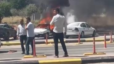 Hastane girişinde otomobil yandı: Vatandaş, panikledi (VİDEO)