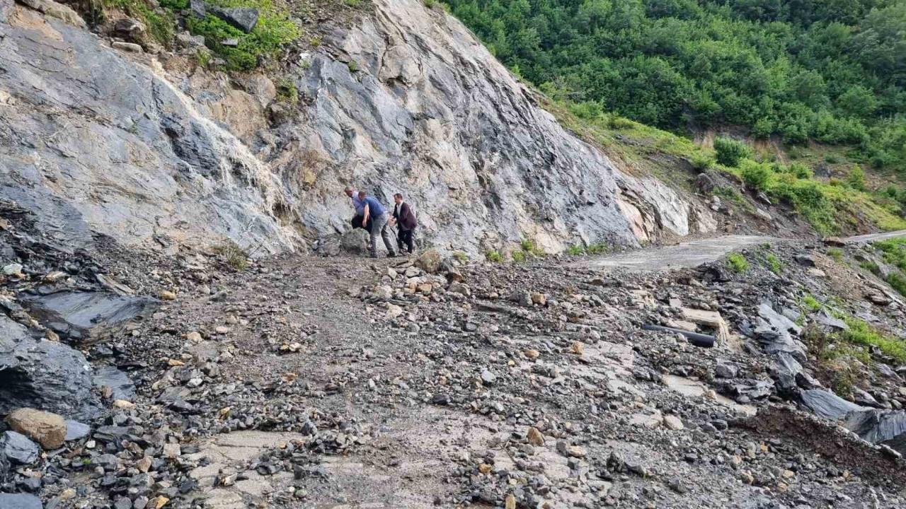 Heyelan nedeniyle kapanan köy yolunda vatandaşlar halatlarla karşıya geçti