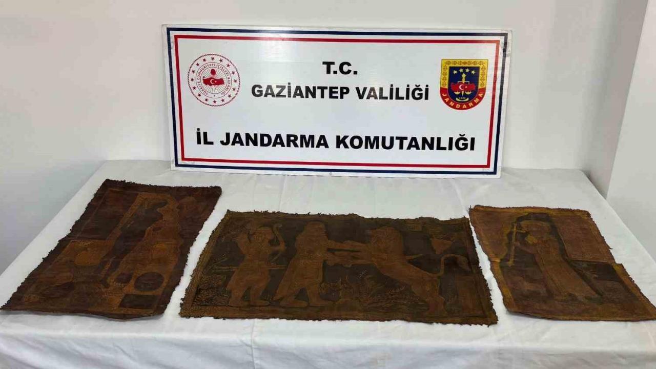 İbranice altın yazmalı 3 adet tarihi eser tablo ele geçirildi: 3 gözaltı