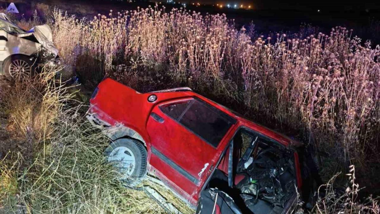 İki otomobilin çarpıştığı kazada 1 kişi öldü, 4 kişi yaralandı