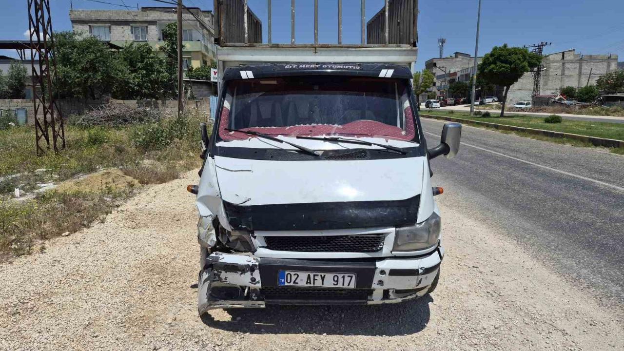 Kamyonet ile çarpışan motosikletin sürücüsü yaralandı