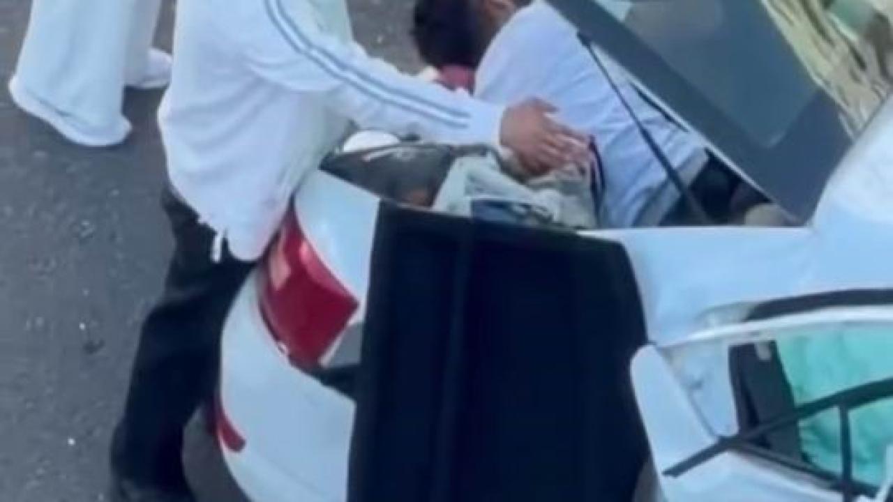 Kazada yaralılar otomobilin içinde sıkıştı