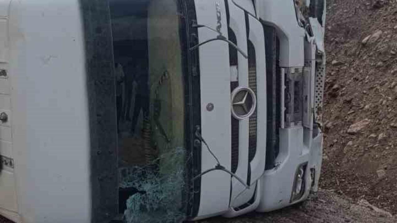 Kontrolden çıkan tır yamaca çarptı: 1 yaralı