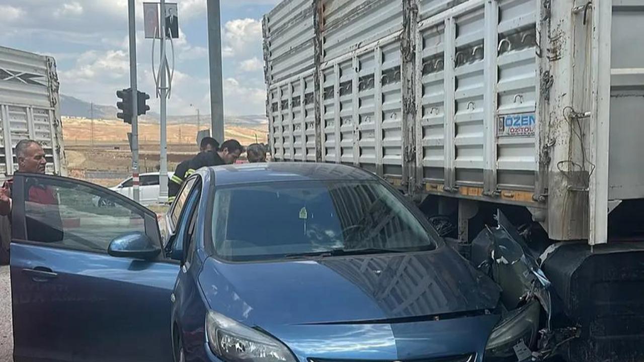 Korkutan Kaza: Otomobil Tırın Yakıt Deposuna Çarptı