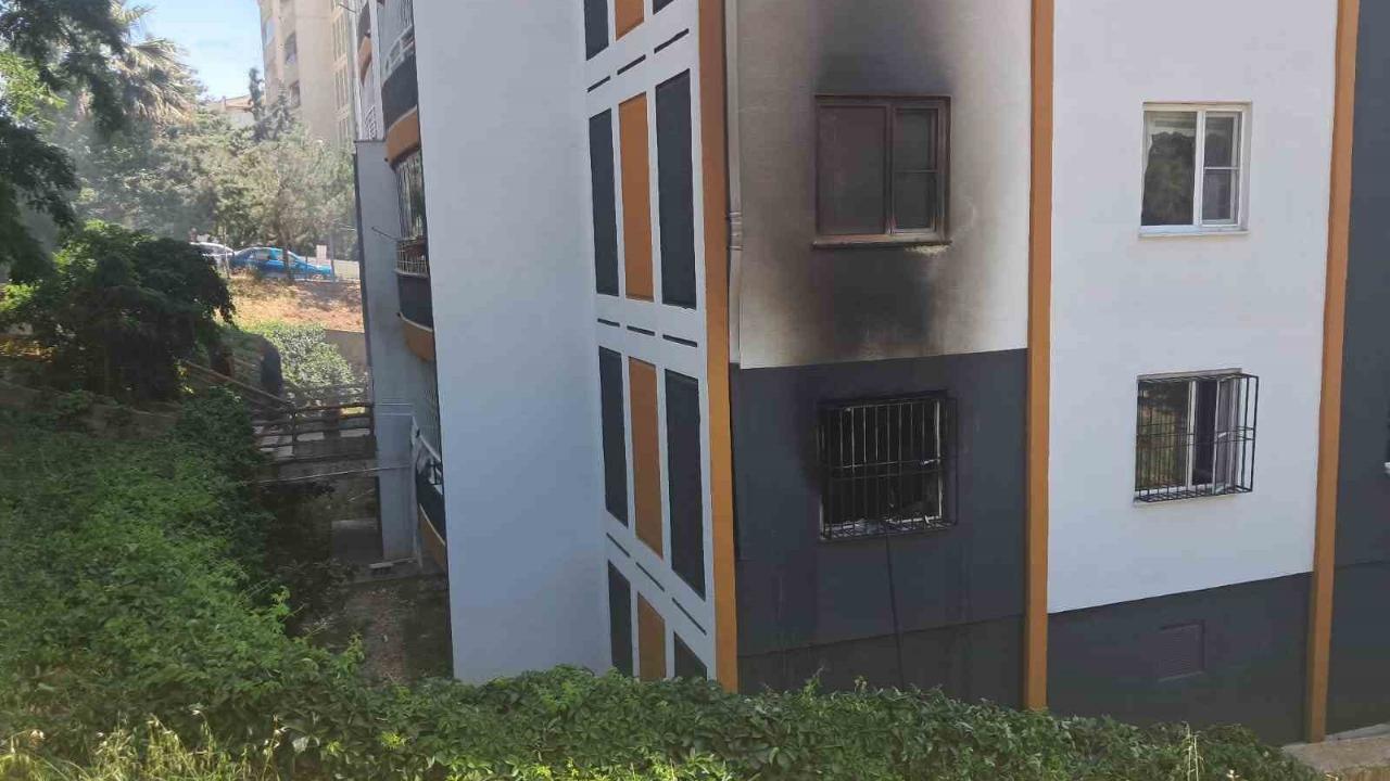 Korkutan yangın: 4 kişi hastaneye kaldırıldı