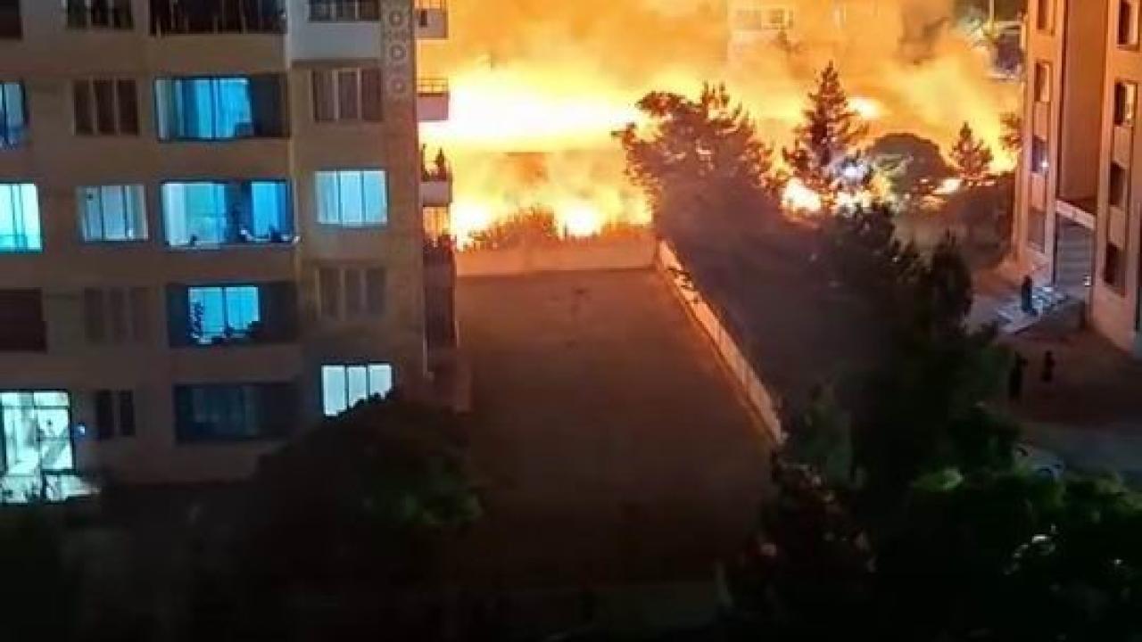 Korkutan yangın: Geceyi gündüze çeviren alevler apartmanlara sıçramadan söndürüldü