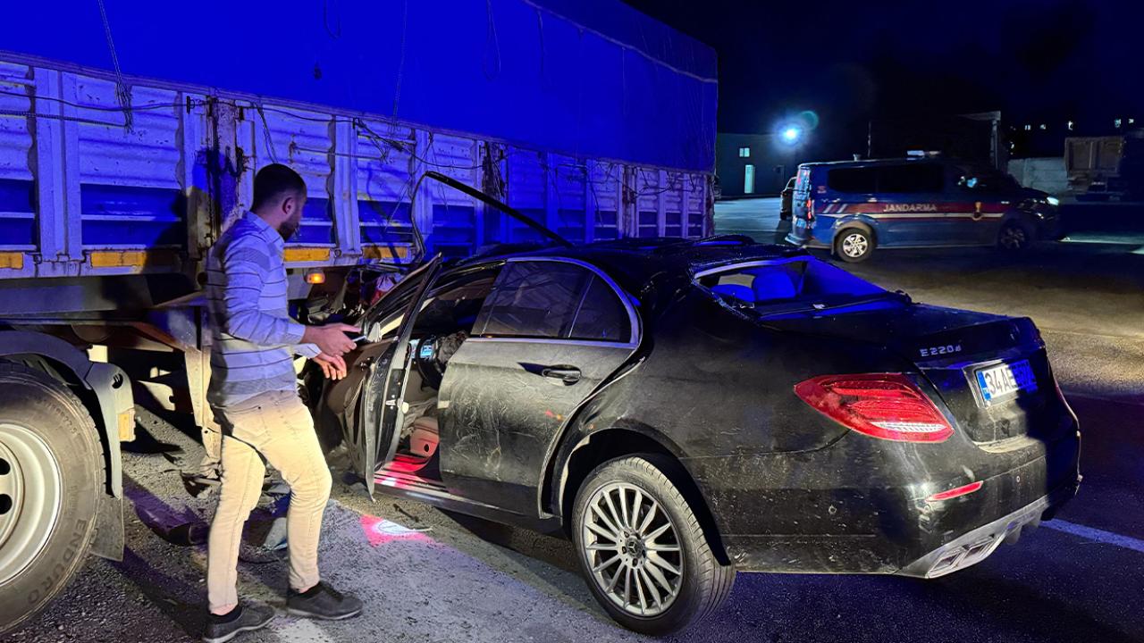 Lüks otomobil benzin istasyonundan çıkan tırın altına girdi: 1’i ağır 2 yaralı
