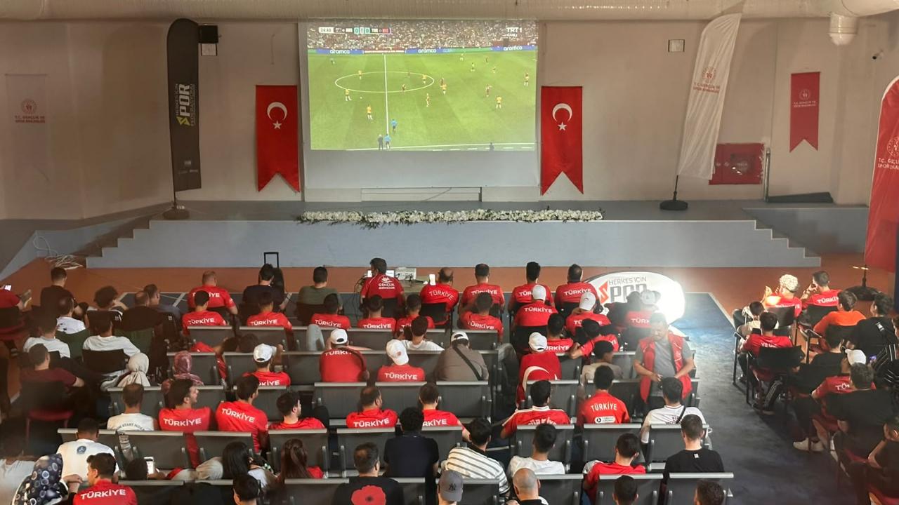 Milli Maç Heyecanı Şanlıurfa Gençlik Merkezi'nde Yaşandı