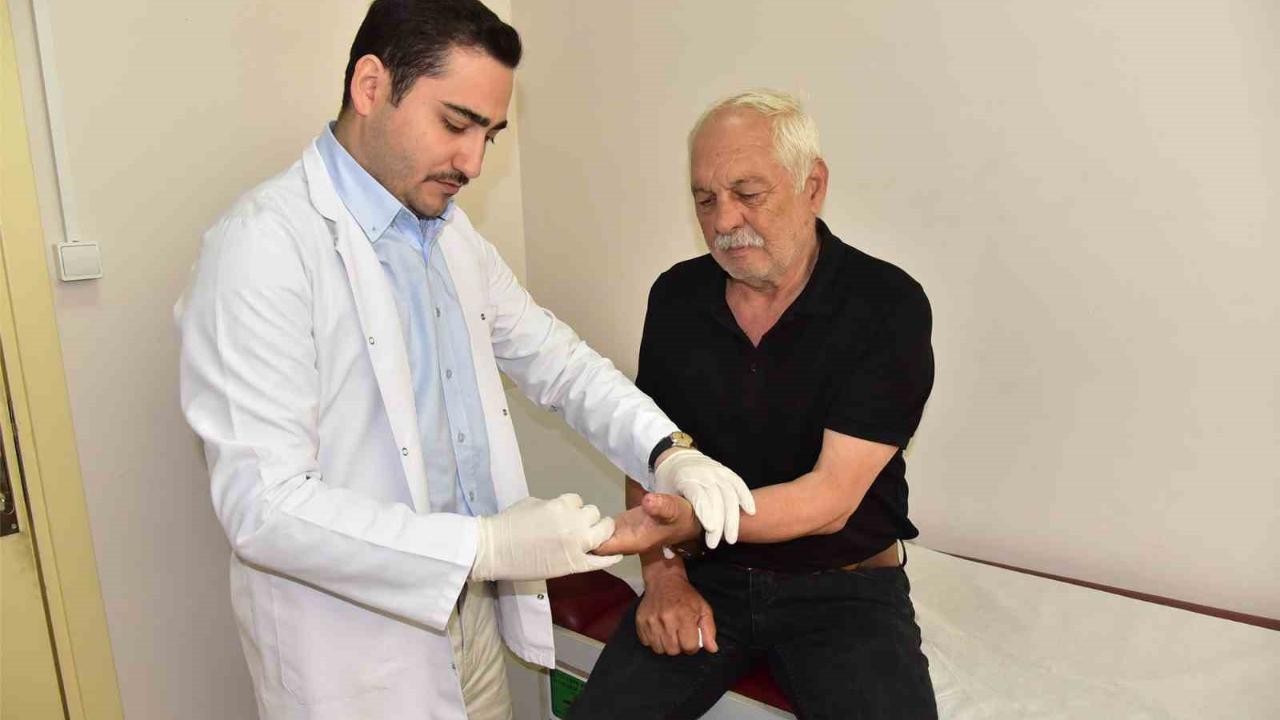 Motorlu testere kazasında kopan başparmak mikrocerrahi ile yeniden dikildi