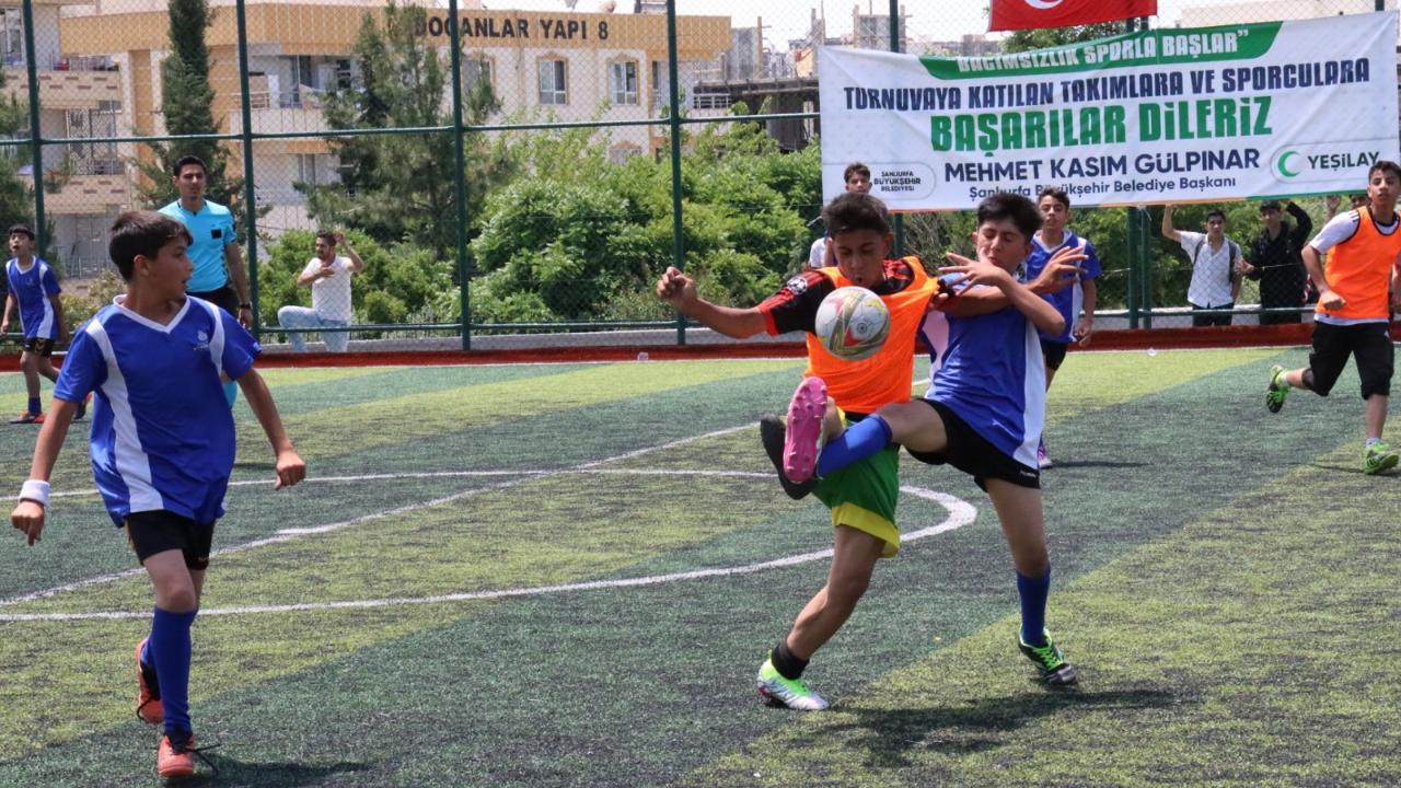 Okullar arası futbol turnuvası devam ediyor