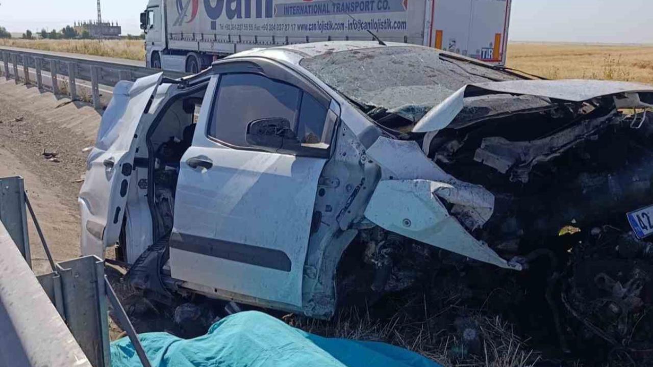 Otomobil refüje çarptı: 1 ölü, 2 yaralı