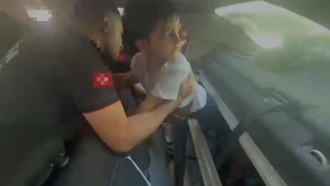 Otomobilin bağajında mahsur kalan çocuğun yardımına itfaiye yetişti