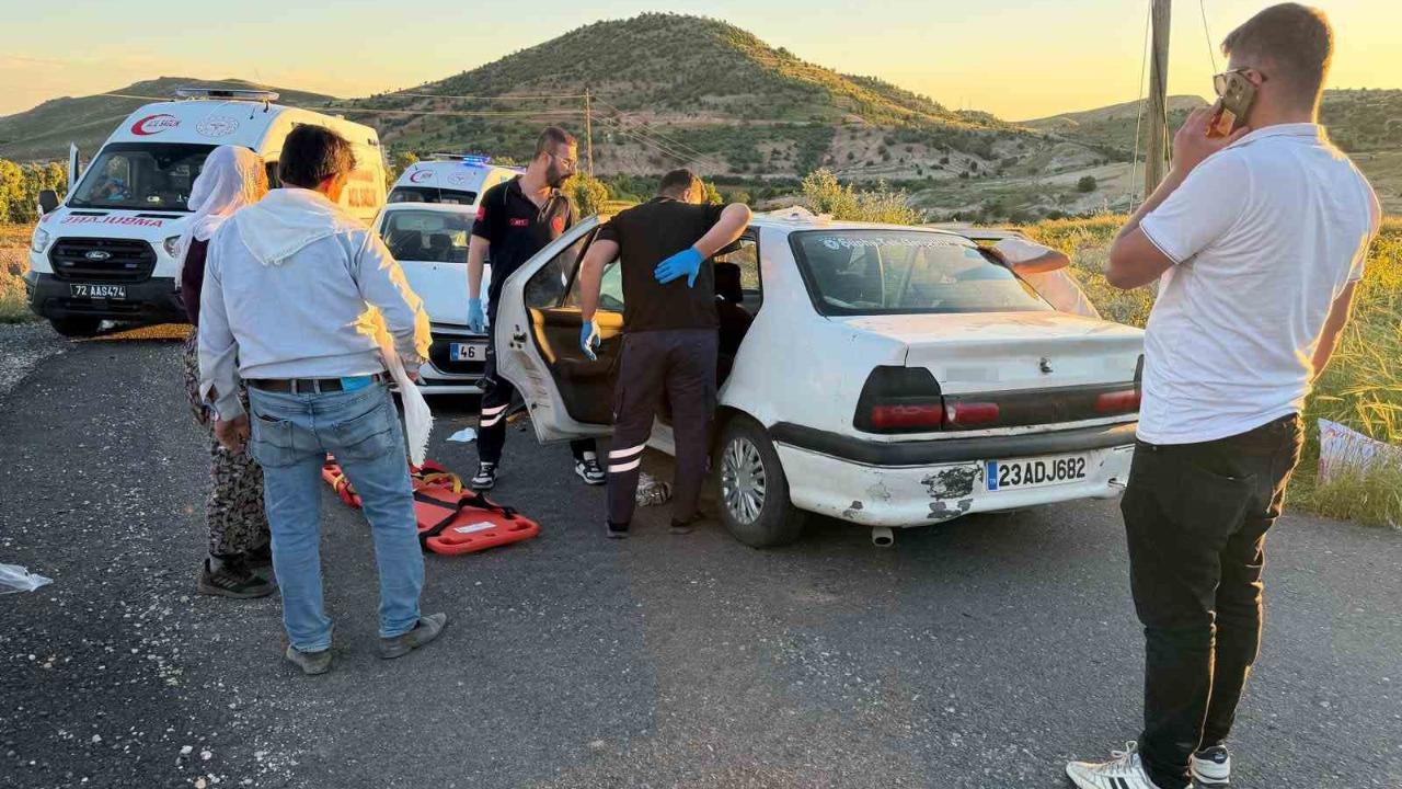 Otomobiller çarpıştı: 12 yaralı