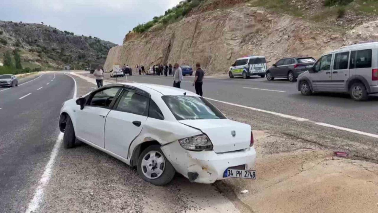 Otomobiller çarpıştı: 2 yaralı