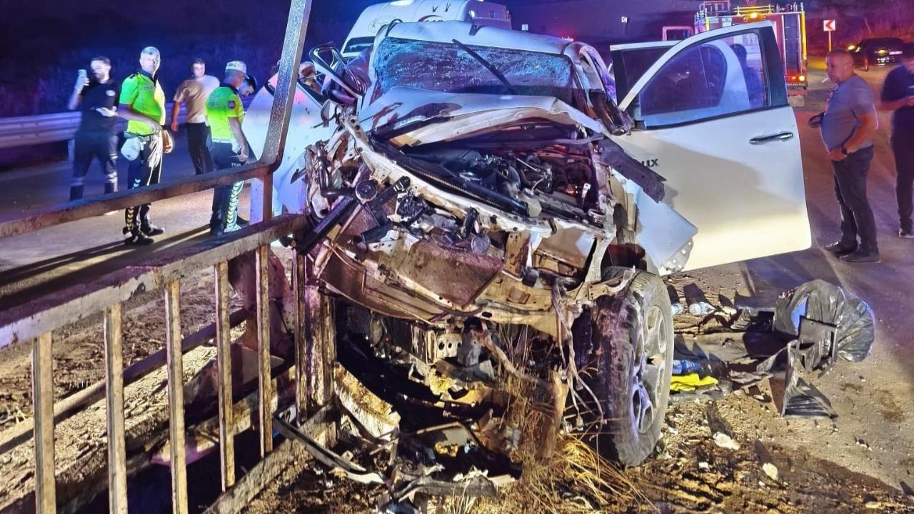 Pikap bariyerlere ok gibi saplandı: 2 yaralı