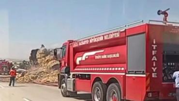 Saman balyası yüklü tırda yangın