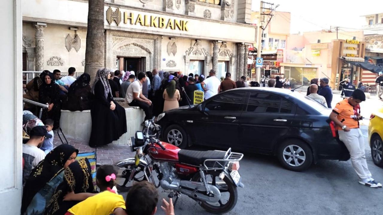 Şanlıurfa Halkbank'ta yoğunluk. Nedeni sonradan anlaşıldı