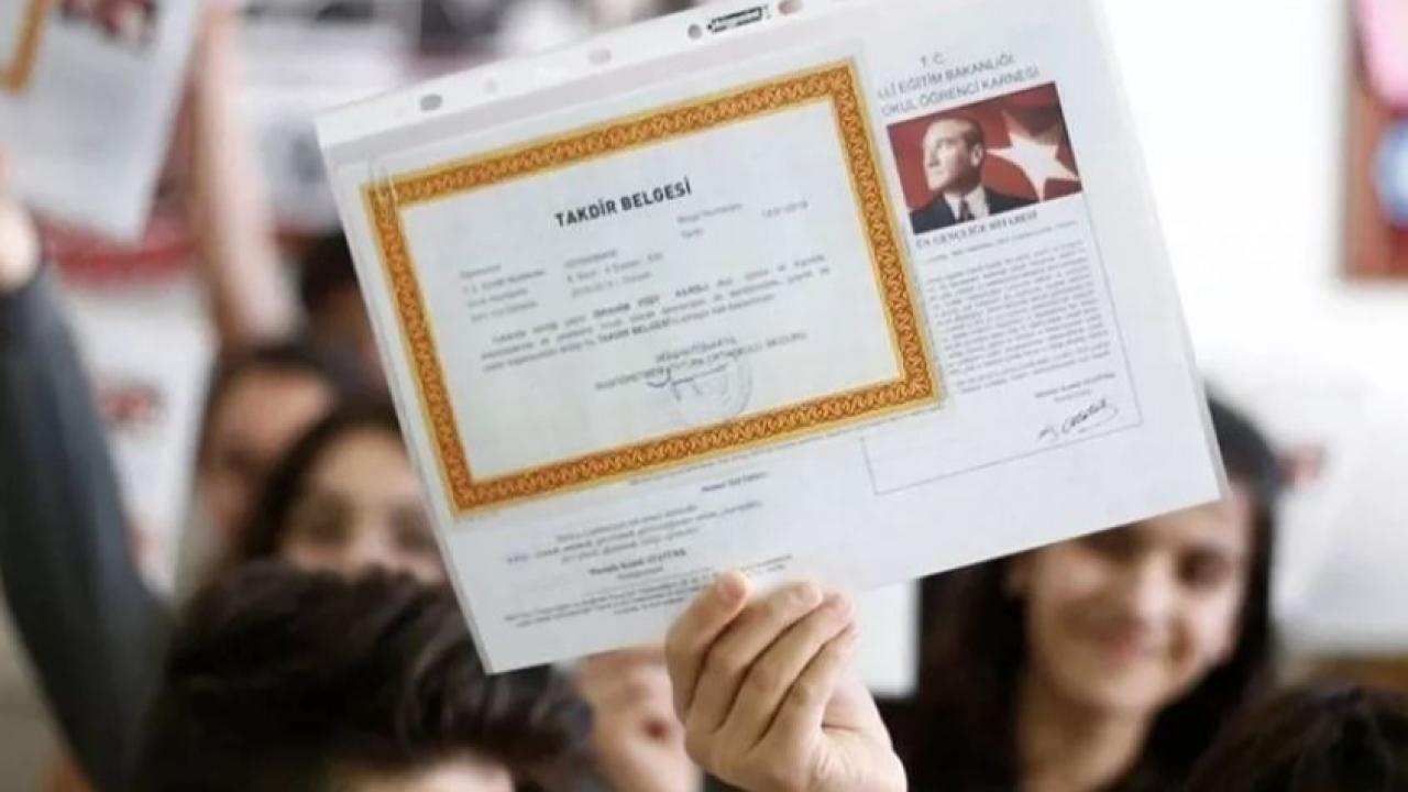 Şanlıurfa'da 705 bin öğrenci karne heyecanı yaşadı