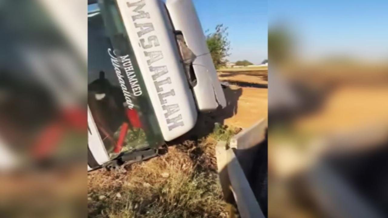 Şanlıurfa’da buğday yüklü TIR, devrildi