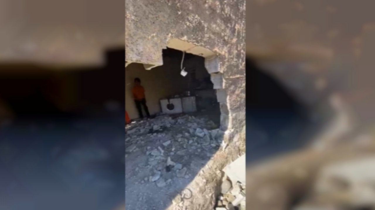 Şanlıurfa'da freni boşalan traktör eve daldı