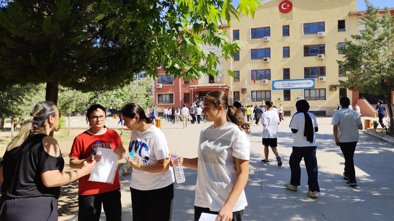 Şanlıurfa'da sınav başladı. 27 bin 272 öğrenci ter döküyor