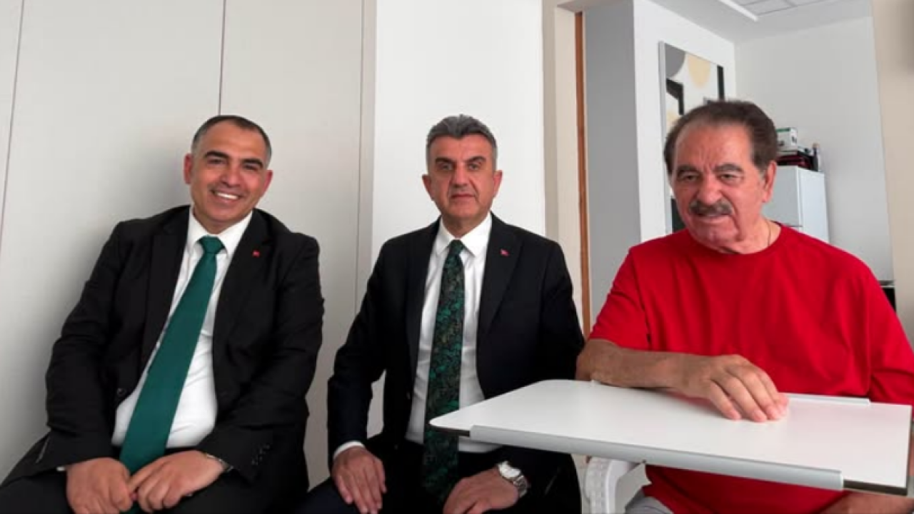 Şanlıurfalılar, hemşirileri Tatlıses'i hastanede yalnız bırakmıyor