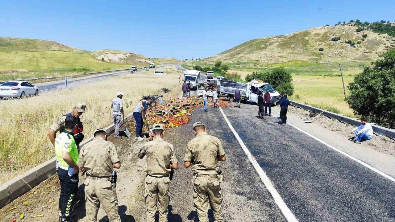 Sebze yüklü kamyonetin tekeri patladı: Kasadan savrulan ürünler yolu trafiğe kapattı