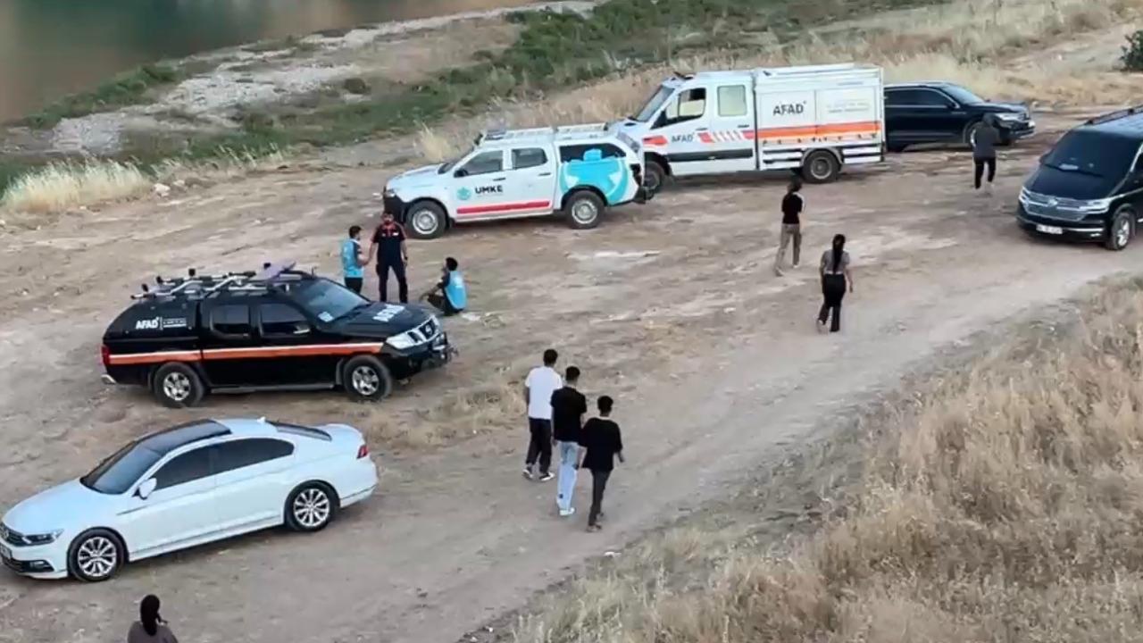 Serinlemek için Göksu Çayı’na giren genç akıntıya kapıldı