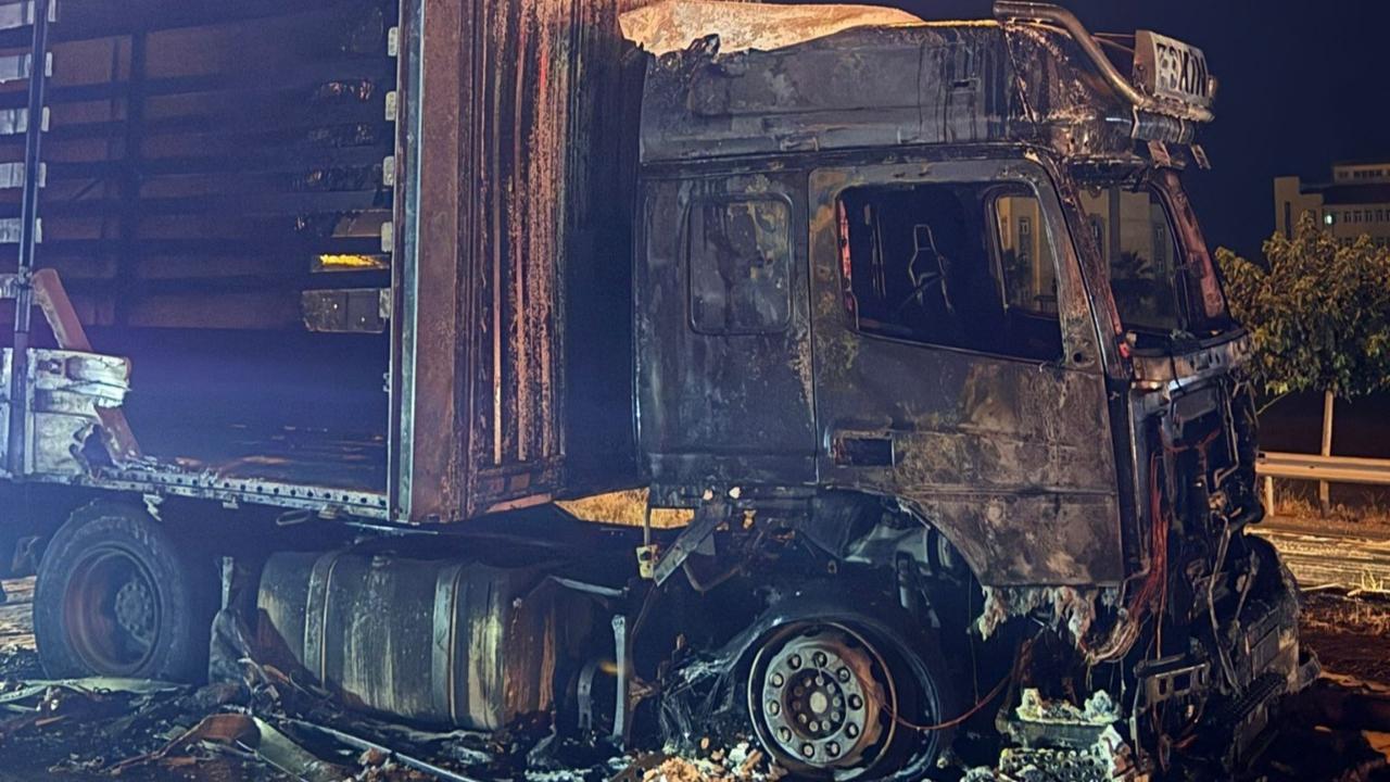 Seyir halinde tır alev alev yandı