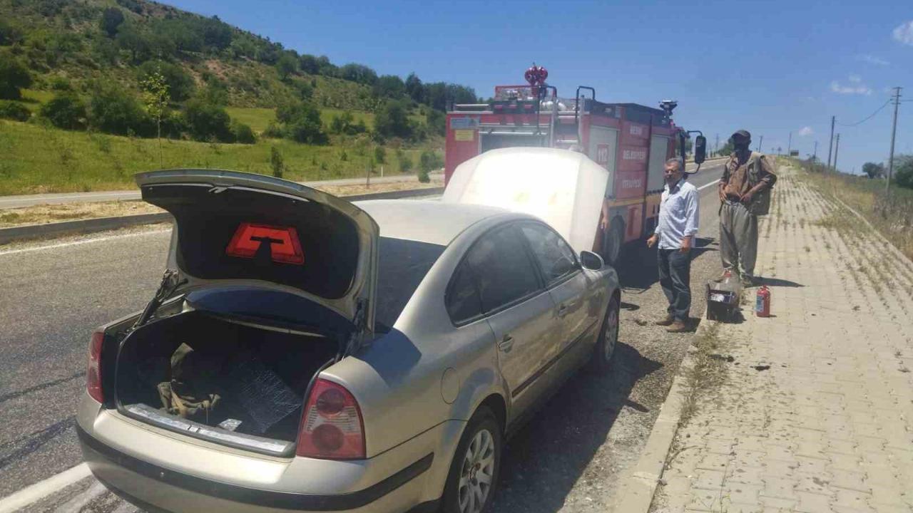Seyir halindeki otomobil alev aldı