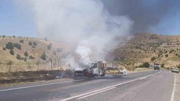 Seyir halindeki otomobil alev aldı