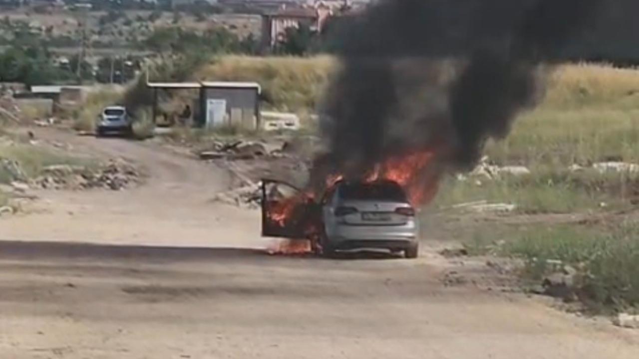 Seyir halindeki otomobil alev topuna döndü