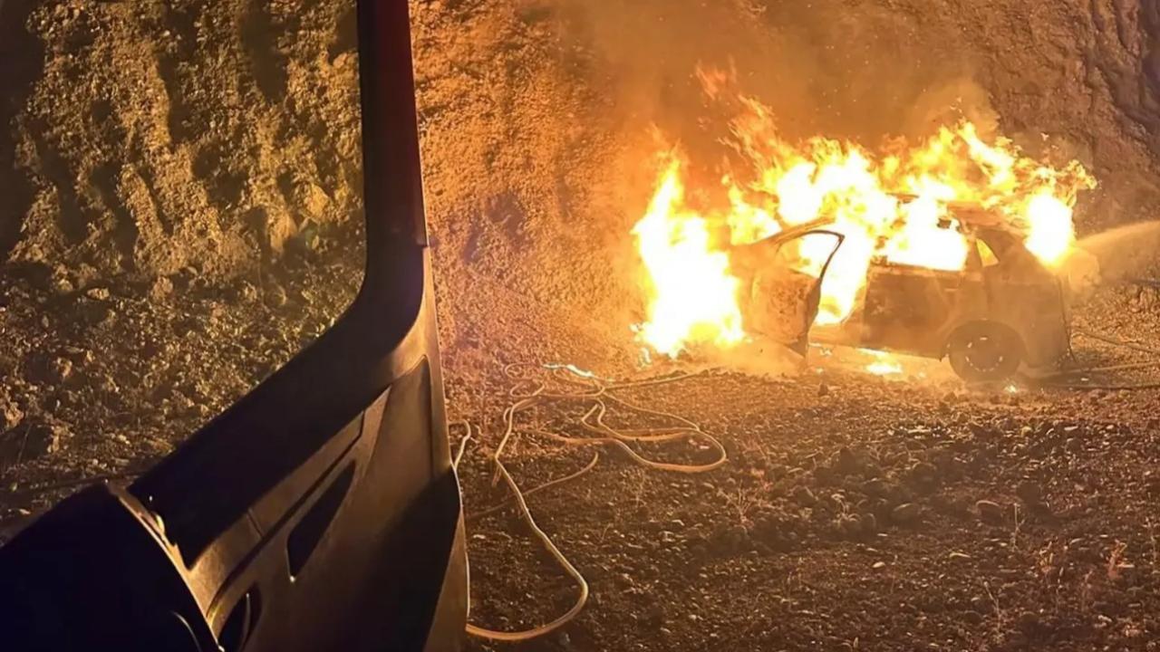 Seyir halindeki otomobil alev topuna döndü