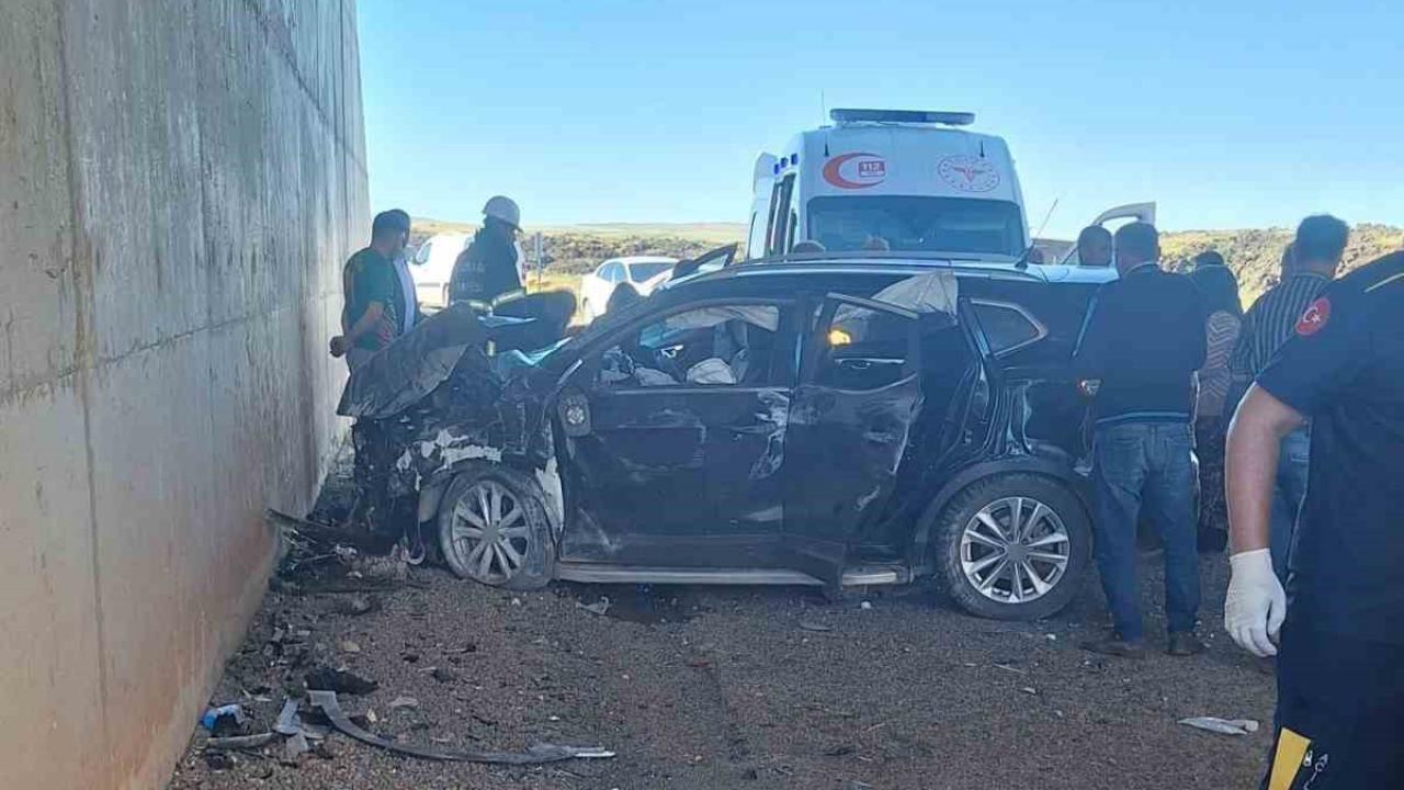 Seyir halindeki otomobil alt geçitte duvara çarptı: 5 yaralı