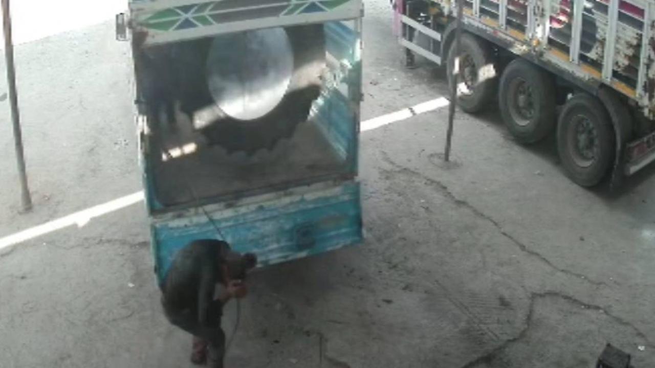Şişirilen lastik bomba gibi patladı: 2 yaralı