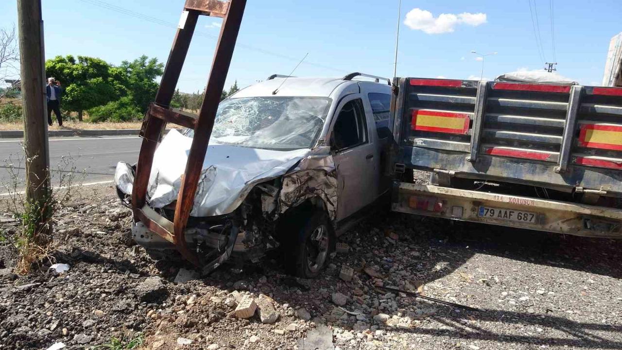 Ters yönden giden hafif ticari araç direğe çarptı: 1 yaralı