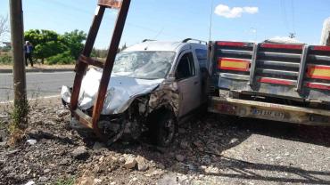 Ters yönden giden hafif ticari araç direğe çarptı: 1 yaralı