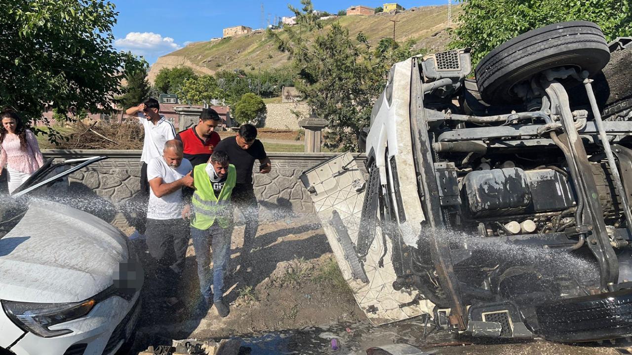 Tır ile otomobil çarpıştı: 4 yaralı
