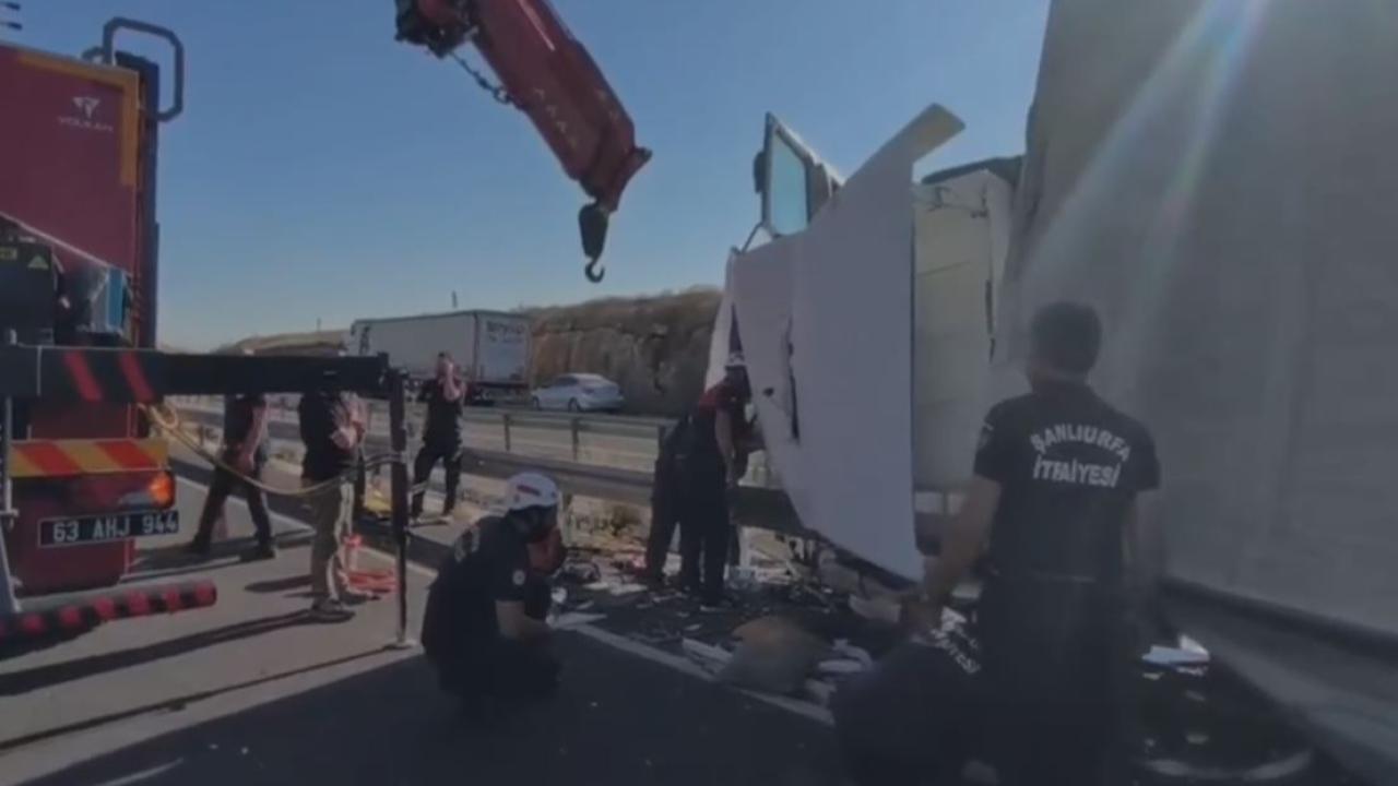 TIR kazasında sıkışan sürücünün yardımına itfaiye yetişti