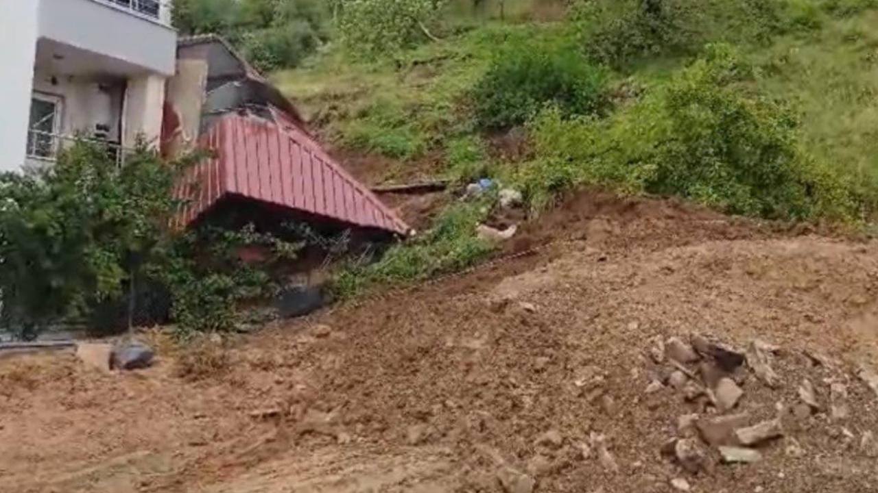 toprak kayması: Prefabrik ev devrildi, traktör göçük altında kaldı