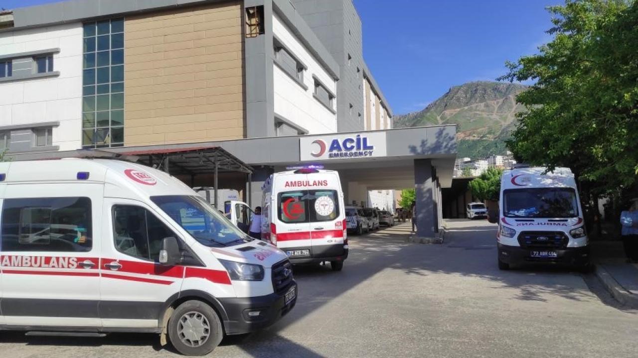 Trafik kazası: Anne ve oğlu hayatını kaybetti, 4 kişi yaralandı