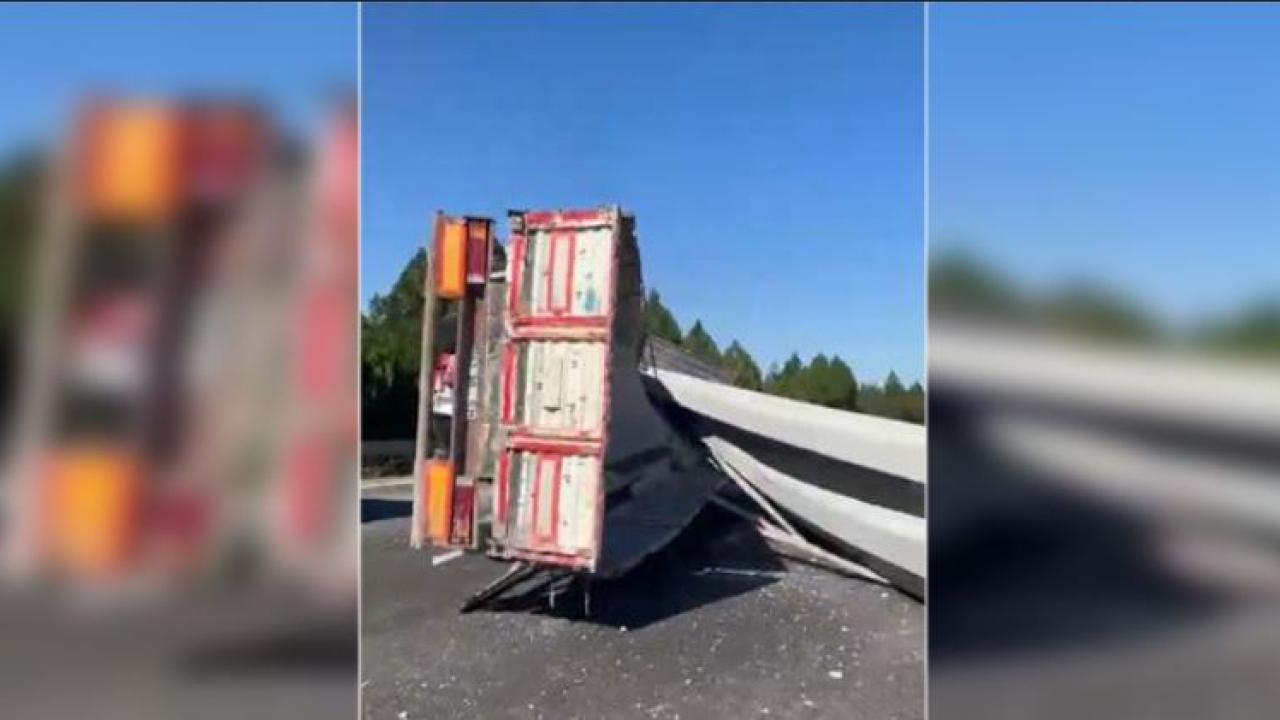 Urfa-Antep Otoyolu’nda tır devrildi: 3 yaralı