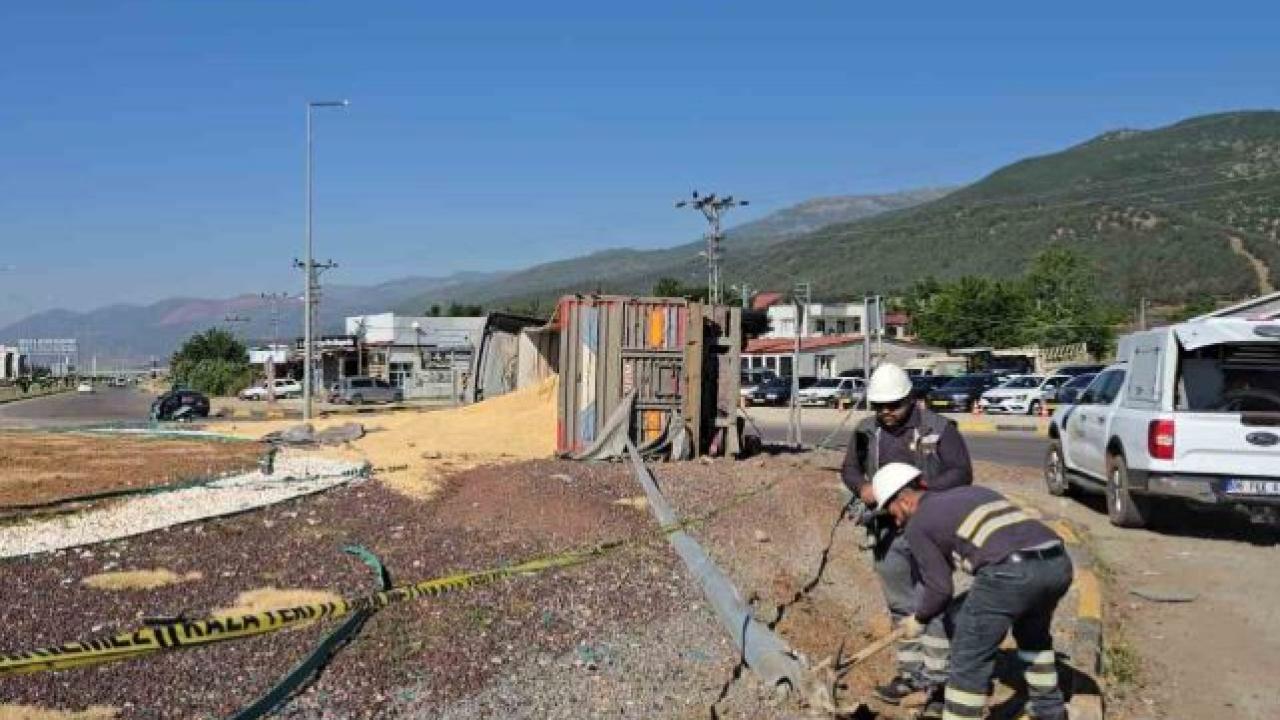 Urfa'dan giden arpa yüklü TIR kavşakta yan yattı: 1 yaralı