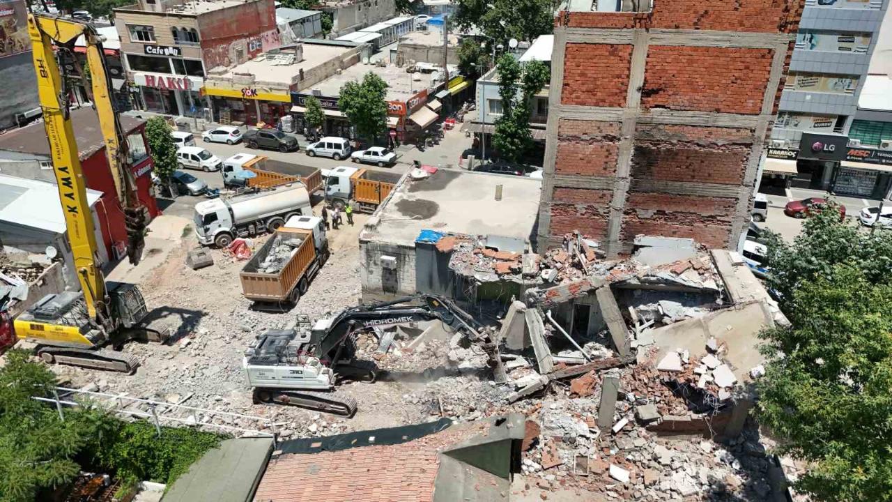 Yıkılan binanın parçaları iş yerinin üzerine düştü