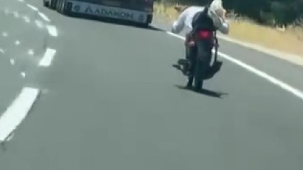 Yoğun trafikte tehlikeli motosiklet yolculuğu